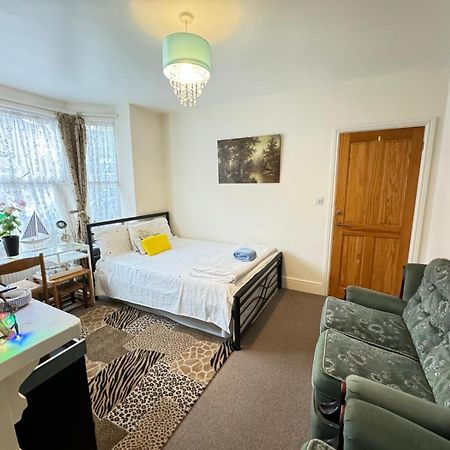 Big Private Room In Town Centre Eastleigh Buitenkant foto