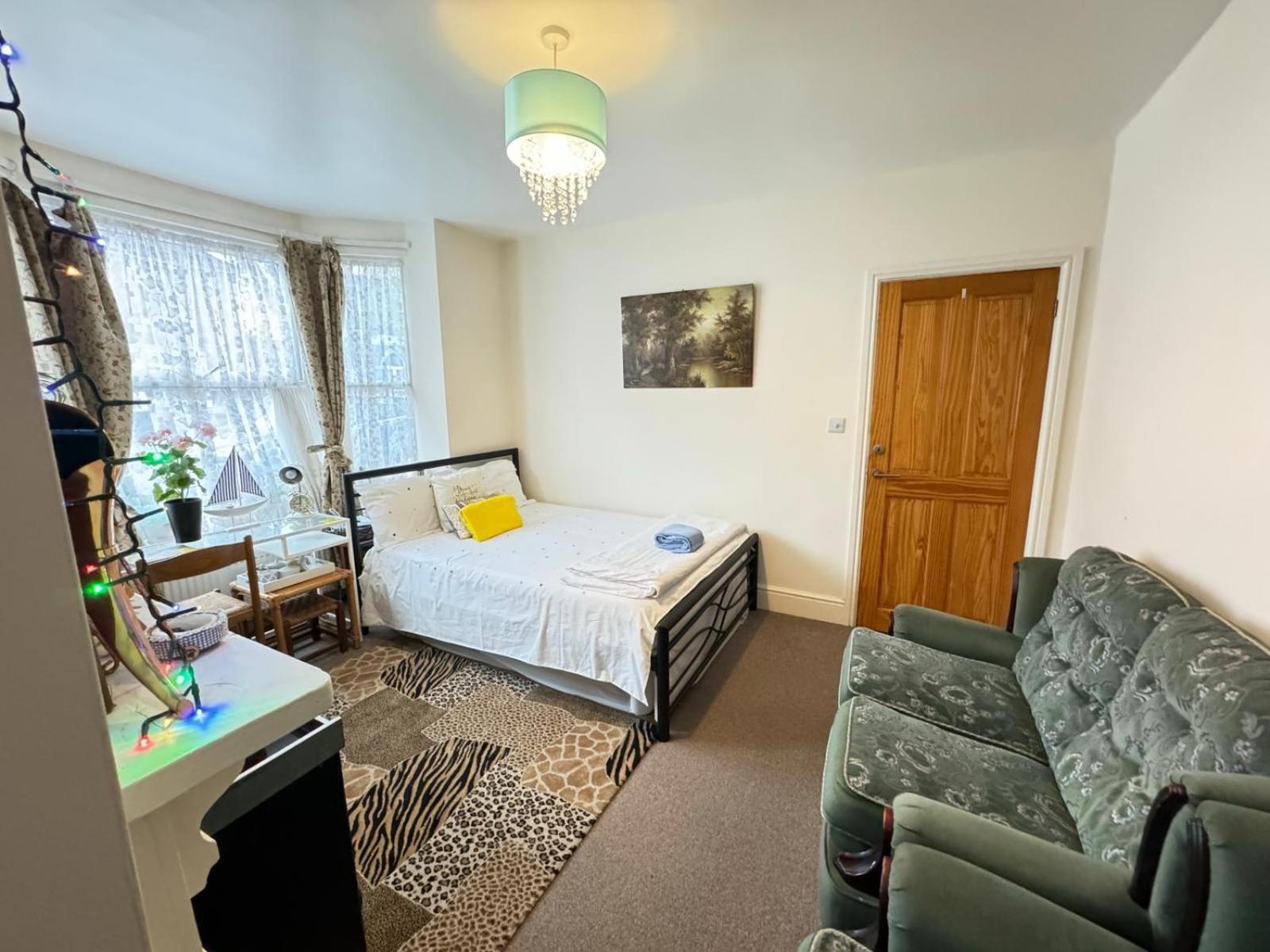 Big Private Room In Town Centre Eastleigh Buitenkant foto